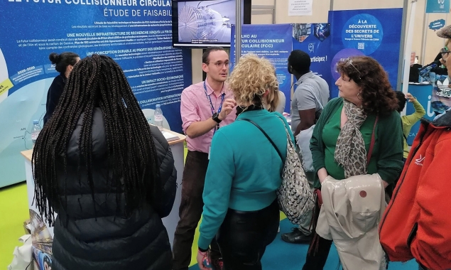 Le stand d’information a attiré de nombreux visiteurs, désireux d'en savoir plus le projet FCC. (Image : Panagiotis Charitos/CERN)